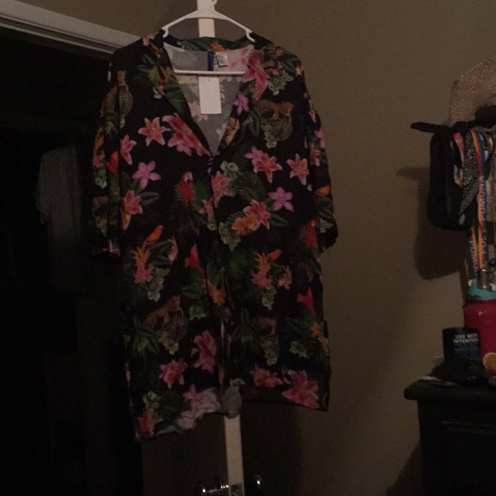 2 Hawaiian button up shirts
